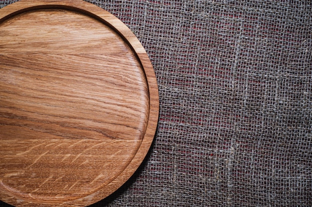 Коричневая деревянная тарелка на деревенском столе крупным планом. горизонтальный вид сверху Premium Фотографии