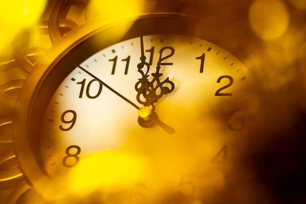 ゴールドフレームの時計は、12時間または24時間の新年の到来を示しています。年賀状