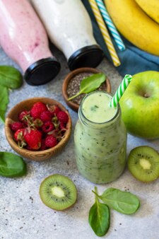 건강한 다이어트의 개념 해독 스무디는 녹색 스무디 야채와 과일 스무디를 혼합합니다.