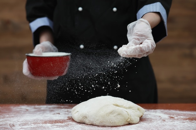 料理人​は​テーブル​で​焼く​ために​小麦粉​から​小麦粉​を​作ります