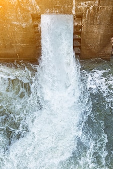 많은 양의 물 때문에 댐에서 물을 방류하고 있었습니다. 강한 흐름과 높은 수압