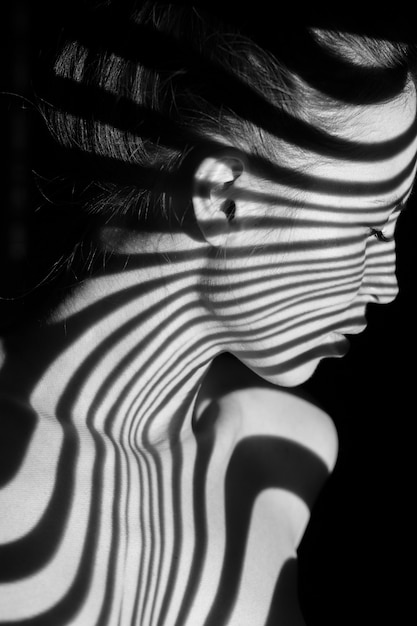무료 사진 검은 색과 흰색 얼룩말 줄무늬가있는 여자의 얼굴