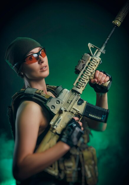 銃を構えている危険な女性 プレミアム写真