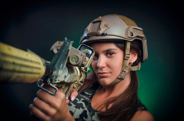 銃を構えている危険な女性 プレミアム写真 銃を構えている危険な女性 プレミアム写真