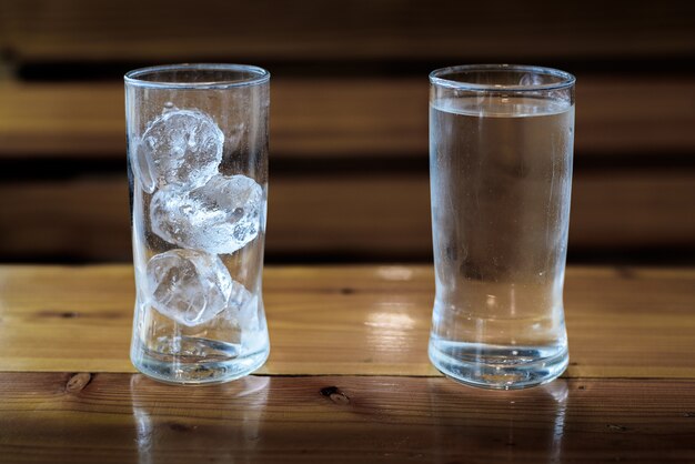 테이블에 물과 얼음의 유리