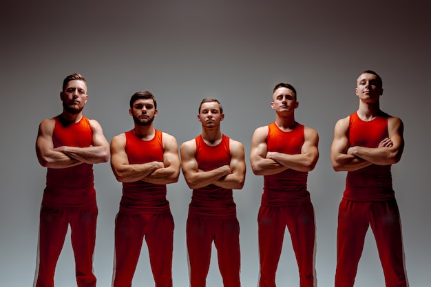 Бесплатное фото Группа гимнастических акробатических кавказских мужчин