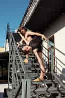 Бесплатное фото Группа современных артистов балета выступает на лестнице у города
