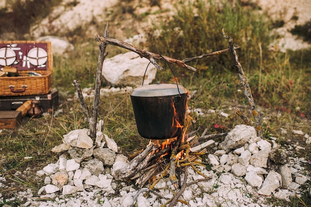 醸造された​鍋​に​ある​森​の​中​の​火​の​イメージ