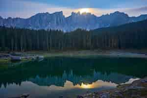 無料写真 イタリアのドロミテで夜に山々が映るカレッツァ湖またはカレッツァ湖