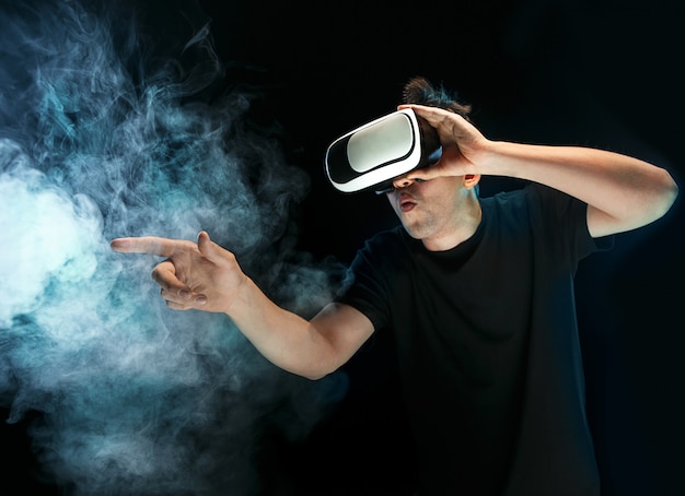 Бесплатное фото Человек в очках виртуальной реальности. концепция будущей технологии.