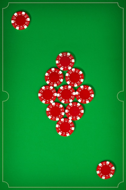 Бесплатное фото Фишки для покера на зеленой стене
