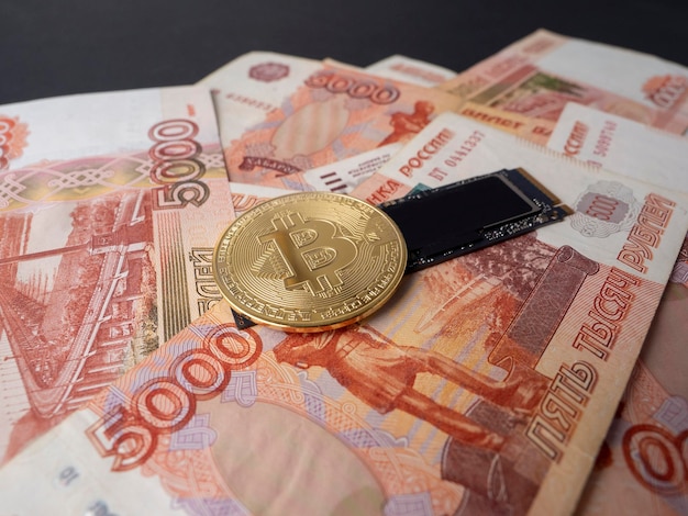 В российских купюрах в пять тысяч долларов есть ssd-накопитель m2 и биткойн. концепция добычи валюты на жестких дисках