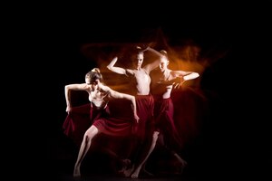 Бесплатное фото Чувственный и эмоциональный танец прекрасной балерины.