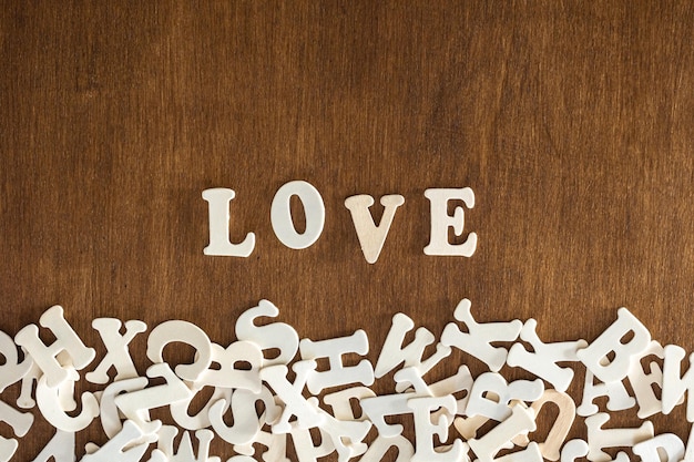 無料写真 木製の背景の上に木製の文字で作られた愛の言葉