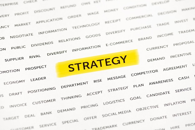 Слово «стратегия» выделено маркером на бумаге. бизнес-концепция, стратегия, планирование, успех