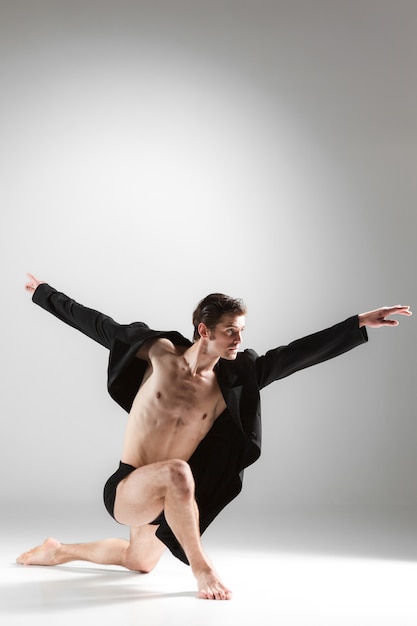Бесплатное фото Молодой привлекательный современный балетный танец