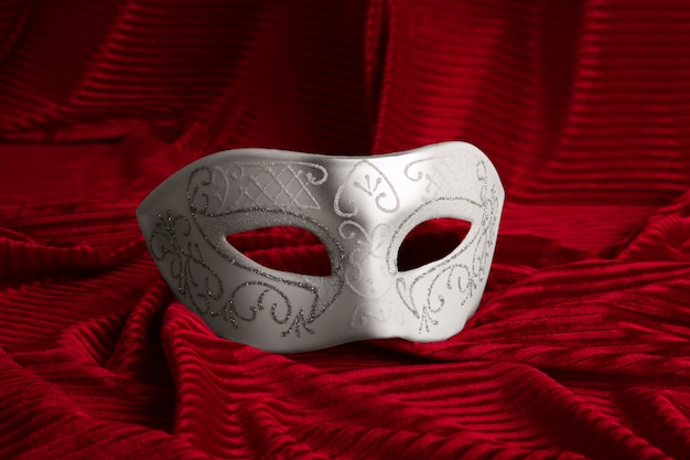 Foto gratuita maschera teatrale sulla tenda rossa