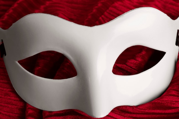 Maschera teatrale sulla tenda rossa