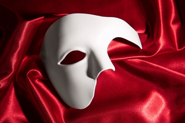 赤いカーテンの劇場の仮面