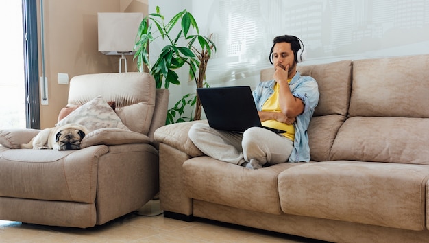 Foto gratuita tecnologia, persone e concetto di stile di vita