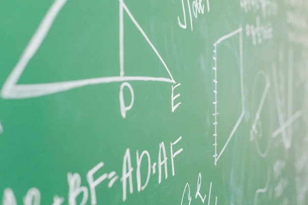 Теорема написана белым мелом на школьной доске