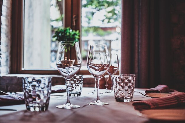 흰 천으로 된 테이블 위에는 와인과 물을 담을 수 있는 잔이 준비되어 있습니다.
