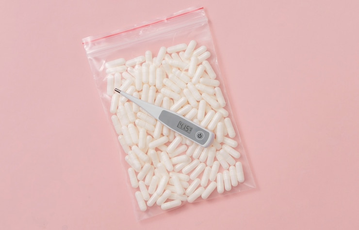 Free Photo thermometer with high temperature and medicine