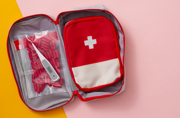 Free Photo thermometer with high temperature and pills