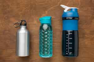 Foto gratuita thermos e bottiglie di acqua fitness vista dall'alto