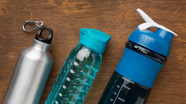 Термос и бутылки с водой для фитнеса