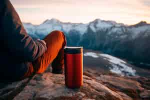 Foto gratuita thermos per un movimento di viaggio sostenibile