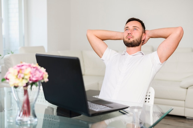 頭の後に上げられた手で思想家の男