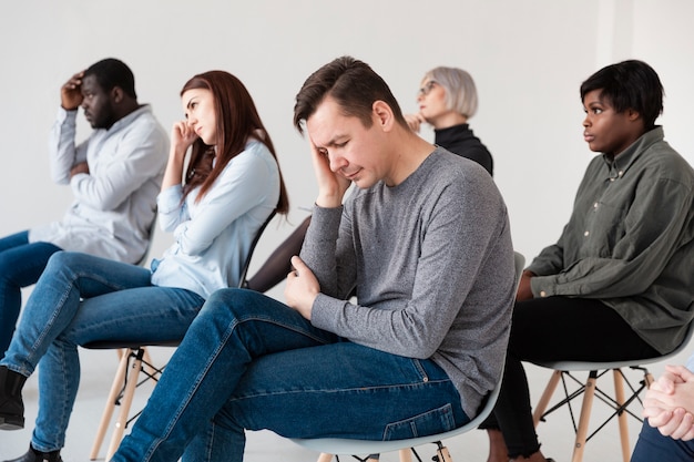 Foto gratuita pazienti pensanti seduti in una clinica di riabilitazione