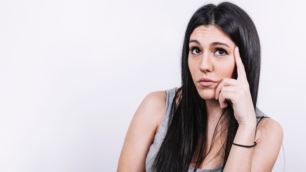 考えている女性を見上げる プレミアム写真
