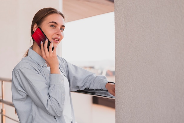 Donna di pensiero che parla sul telefono