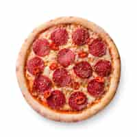 무료 사진 얇게 썬 페퍼로니는 미국식 피자 가게에서 인기 있는 피자 토핑입니다. 흰색 배경에 고립. 정물