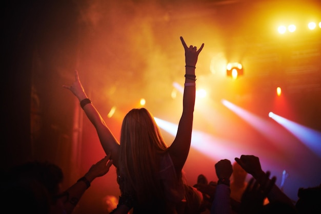 This is freakin amazing fans sitting on shoulders at an epic music concert