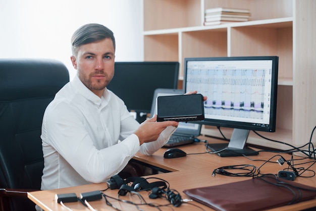 This will be very helpful on interrogation. Polygraph examiner works in the office with his lie detector's equipment