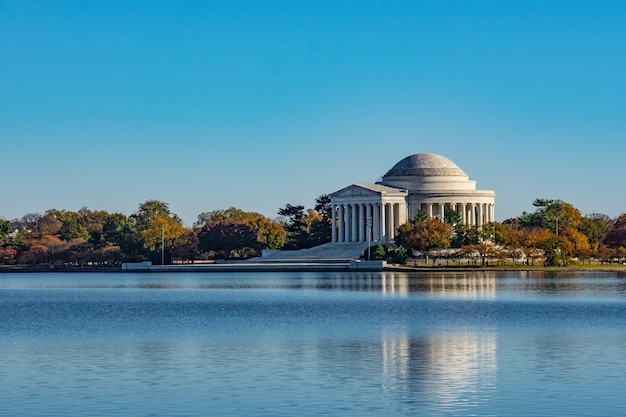 ワシントンDCの日光の下で湖と木々に囲まれたトーマスジェファーソン記念館