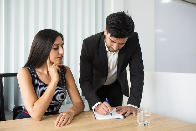 思いやりのあるビジネス女性の会議で同僚のアイデアを聞いて