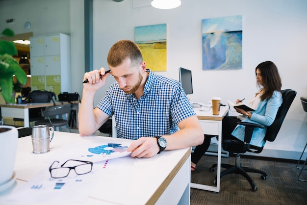 Free photo thoughtful businessman at diagram