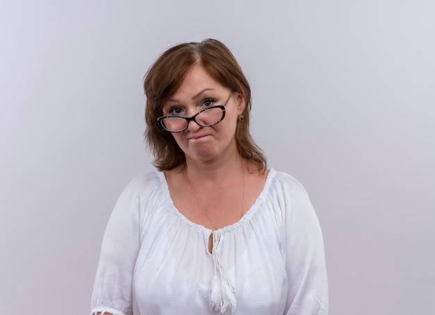 Free photo thoughtful middle-aged woman wearing glasses looking on isolated white wall