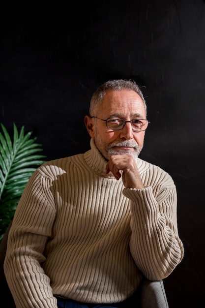 Free photo thoughtful senior man looking at camera