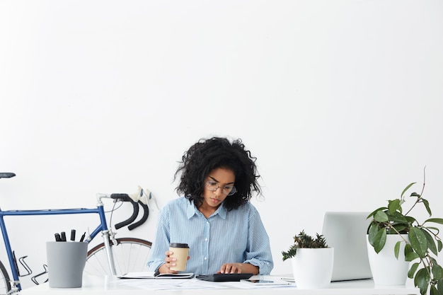 Free photo thoughtful serious professional worker female sitting in office