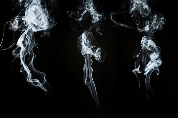 Три абстрактные силуэты дыма