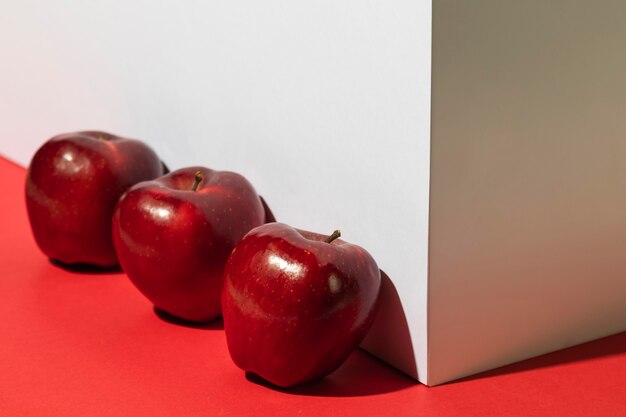 Три яблока рядом с подиумом