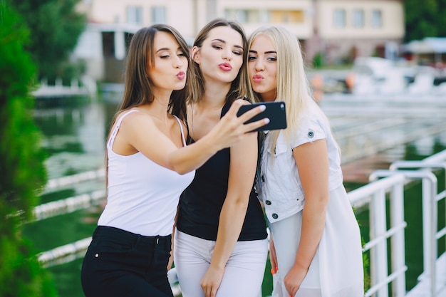 Foto gratuita tre belle ragazze