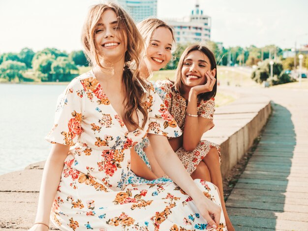 거리에서 포즈 유행 여름 sundress에 세 아름다운 웃는 여자