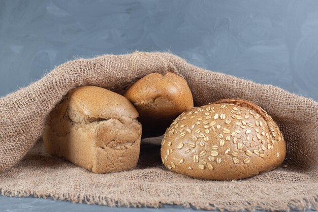 대리석 표면에 패브릭 덮개 아래 세 개의 빵 빵.