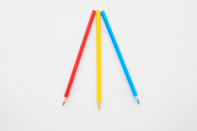Три ярких карандаша на белом